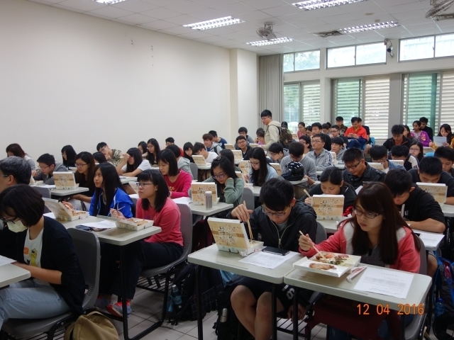 Students, participating the Briefing