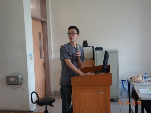 PIC. 2016/04/12. Qu Ting-Jie, the student from the Department of Industrial Engineering and Engineering Management, sharing the experience about internship at Hon Hai Precision Industry.