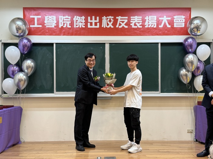 Representative from the Department of Chemical Engineering Presents the bouquet to our dearest alumnus Mr. Chen-Hsiang TSAI.