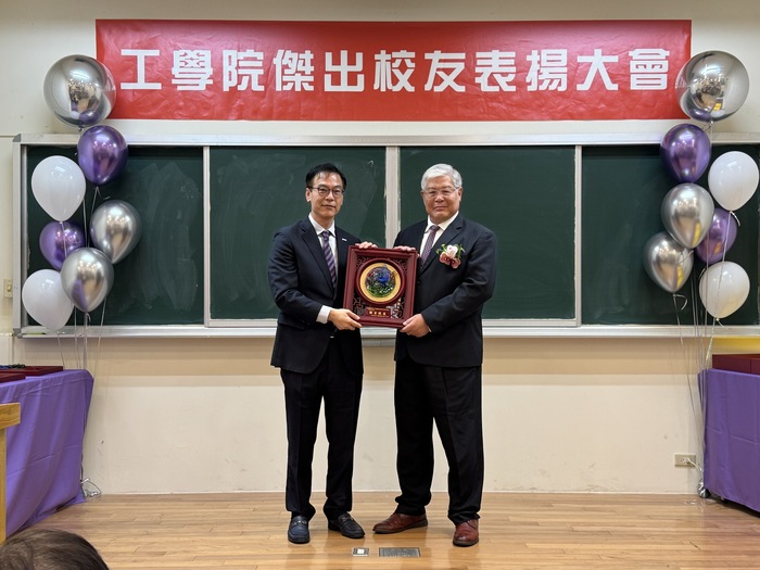 Dean Yu-Chen HU presents the Award for the Outstanding Alumni of the College of Engineering to Mr. Wan-June MA, the alumnus from the Department of Power Mechanical Engineering.