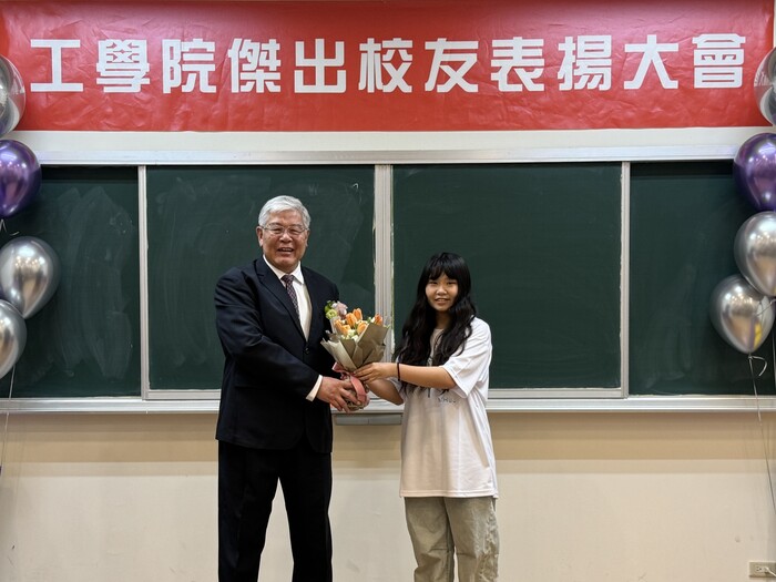 Representative from the Department of Power Mechanical Engineering presents the bouquet to our dearest alumnus Mr. Wan-June MA.