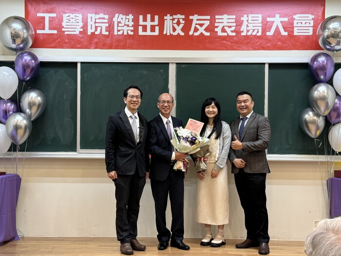 Faculty from the Department of Materials Science and Engineering presents the bouquet to our dearest alumnus, Mr. Ming-Chih HSU.