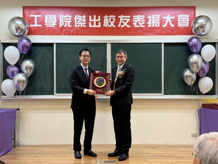 Dean Yu-Chen HU presents the Award for the Outstanding Alumni of the College of Engineering to Mr. Yu-Feng HUANG, the alumnus from the Department of Industrial Engineering and Engineering Management.