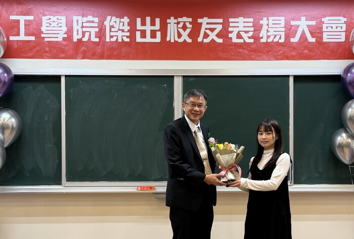 Representative from the Department of Industrial Engineering and Engineering Management presents the bouquet to our dearest alumnus Mr. Yu-Feng HUANG.