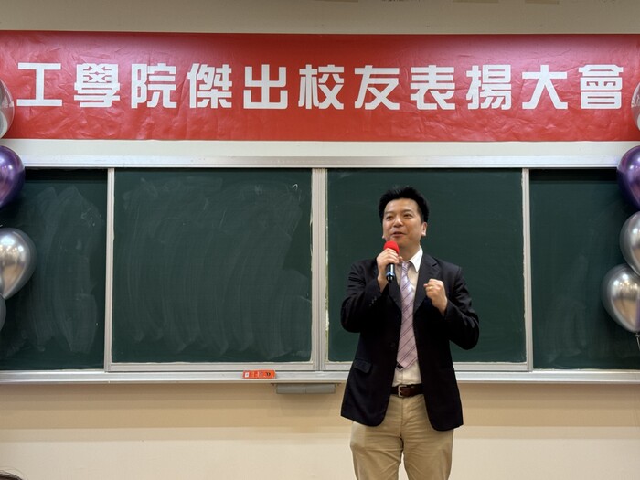 Prof. De-Hao TSAI, Chairman of the Department of Chemical Engineering, introduces our dearest alumnus Mr. Chen-Hsiang TSAI.
