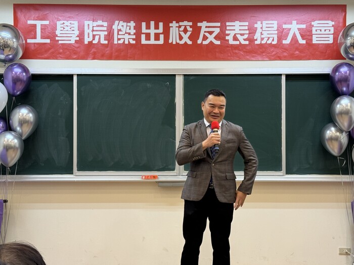 Prof. Po-Yu CHEN, Chairman of the Department of Materials Science and Engineering, introduces our dearest alumnus Mr. Ming-Chih HSU.