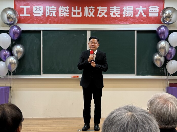 Prof. Dung-Ying LIN, Chairman of the Department of Industrial Engineering and Engineering Management, introduces our dearest alumnus Mr. Yu-Feng HUANG.