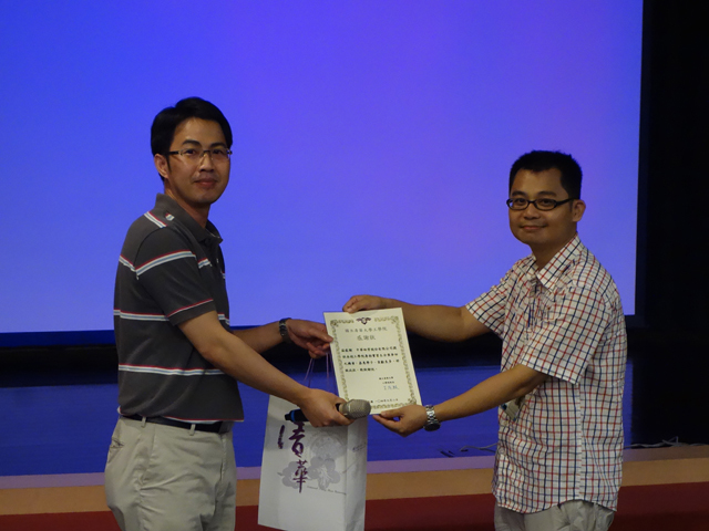 (Left) Prof. Huang, Chih-Yung and (Right) Staff from Chunghwa Picture Tubes