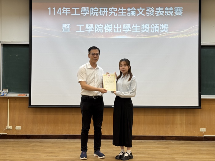 Dean Hu Yu-Chen presents the 1st Prize (Oral Presentation) to Guo Jia-Ling (Graduate Institute of Biomedical Engineering).