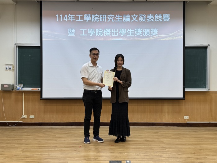 Dean Hu Yu-Chen presents the 2nd Prize (Oral Presentation) to Li Pei-Yun (Dept. of Power Mechanical Engineering).