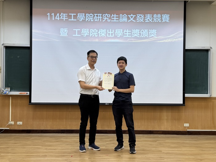 Dean Hu Yu-Chen presents the 3rd Prize (Oral Presentation) to Huang Ze-Fu (Dept. of Chemical Engineering).