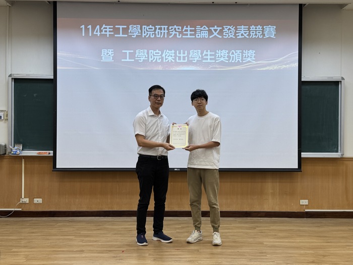 Dean Hu Yu-Chen presents an Honorable Mention (Oral Presentation) to Syue Cing (Dept. of Power Mechanical Engineering).