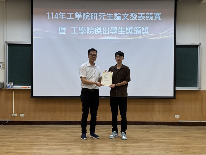 Dean Hu Yu-Chen presents an Honorable Mention (Oral Presentation) to Lin Chang-Yi (Inst. of NanoEngineering and MicroSystems).
