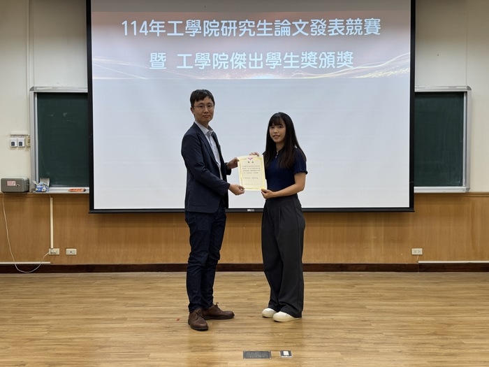 Prof. Tian Meng-Xuan, Chair of the Review Committee, presents the 1st Prize (Poster Presentation) to Li Sin-Mei (Graduate Institute of Biomedical Engineering).