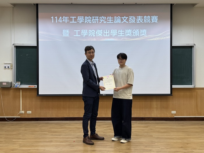 Prof. Tian Meng-Xuan, Chair of the Review Committee, presents the 1st Prize (Poster Presentation) to Ye Jing-Yu (Dept. of Chemical Engineering).