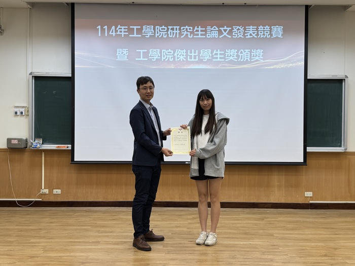Prof. Tian Meng-Xuan, Chair of the Review Committee, presents the 1st Prize (Poster Presentation) to Huang Ming-Syuan (Inst. of NanoEngineering and MicroSystems).