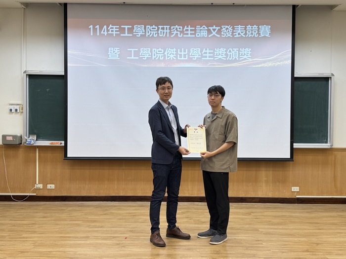 Prof. Tian Meng-Xuan, Chair of the Review Committee, presents an Honorable Mention (Poster Presentation) to Yu Song-Han (Dept. of Power Mechanical Engineering).