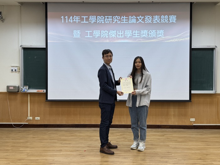 Prof. Tian Meng-Xuan, Chair of the Review Committee, presents an Honorable Mention (Poster Presentation) to Jhang Jhih-Ci (Dept. of Power Mechanical Engineering).