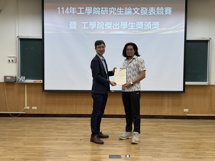 Prof. Tian Meng-Xuan, Chair of the Review Committee, presents an Honorable Mention (Poster Presentation) to Chen Wei-Ci (Dept. of Power Mechanical Engineering).