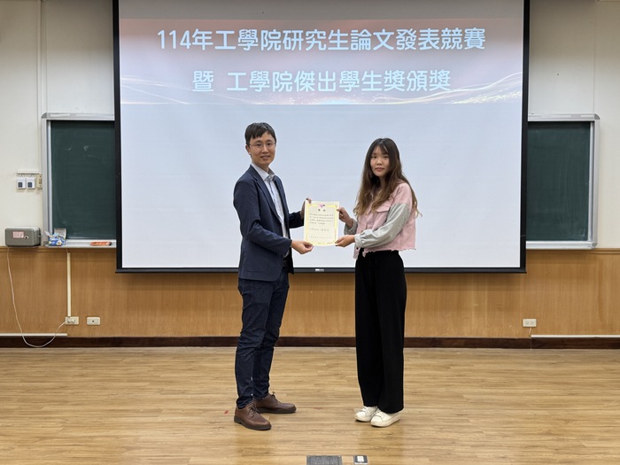 Prof. Tian Meng-Xuan, Chair of the Review Committee, presents an Honorable Mention (Poster Presentation) to Chen Sin (Dept. of Power Mechanical Engineering).