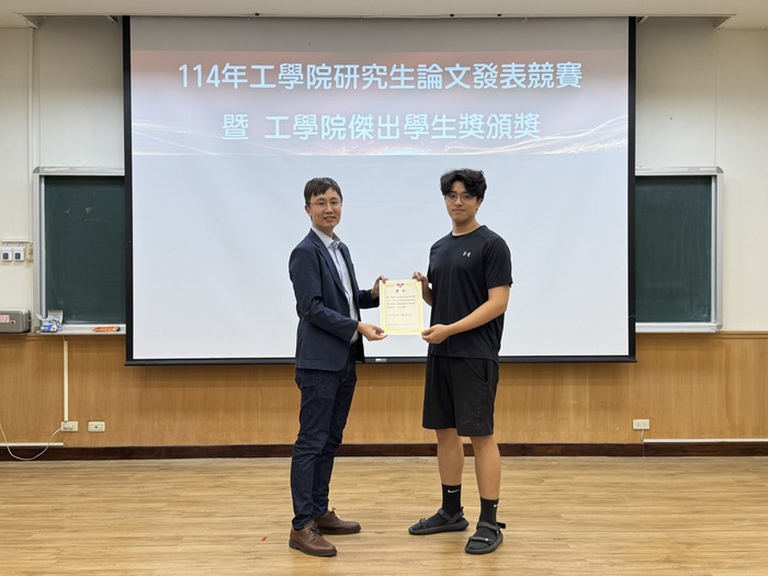 Prof. Tian Meng-Xuan, Chair of the Review Committee, presents an Honorable Mention (Poster Presentation) to Su Yi-An (Dept. of Power Mechanical Engineering).