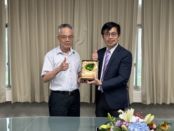 Dean Tsai presents the Outstanding Mentor Award for Prof. Chen Rong-Shun from the Department of Power Mechanical Engineering.