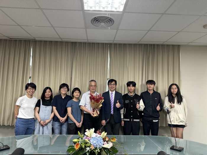 The students from the Department of Power Mechanical Engineering presents the bouquet to Prof. Chen.