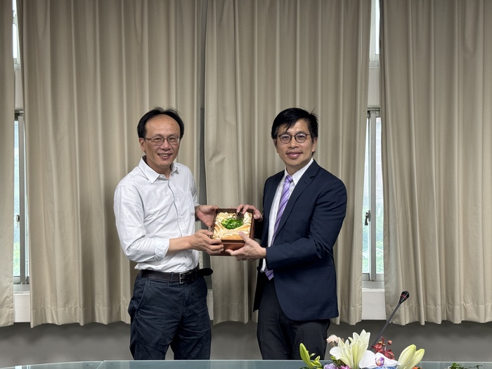 Dean Tsai presents the Outstanding Mentor Award for Prof. Chang Shou-Yi from the Department of Materials Science and Engineering.