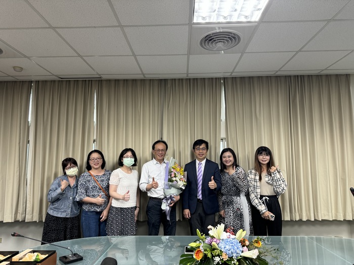 The students from the Department of Materials Science and Engineering presents the bouquet to Prof. Chang.