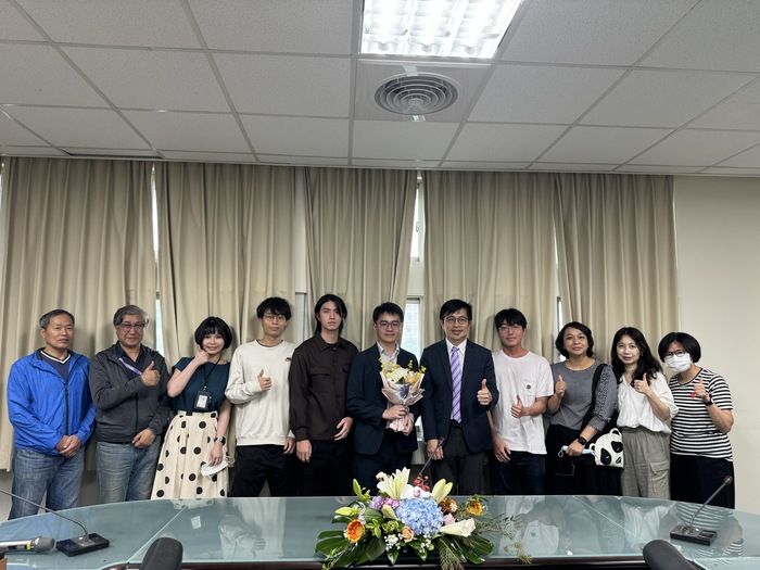 The students from the Department of Chemical Engineering presents the bouquet to Prof. Yang.