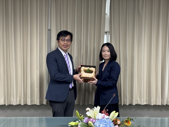 Dean Tsai presents the Outstanding Teaching Award for Prof. Tien Meng-Hsuan from the Department of Power Mechanical Engineering. Prof. Tian was unable to attend, and his wife, Prof. Luo Meng-Ting of the National Yang Ming Chiao Tung University, accepted the award on his behalf.