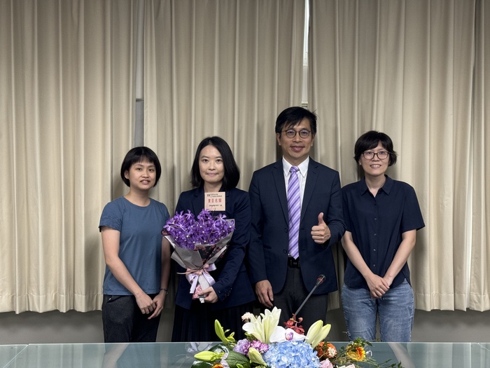 The students from the Department of Chemical Engineering presents the bouquet to Prof. Tian. Prof. Luo Meng-Ting of the National Yang Ming Chiao Tung University, accepted the bouquet on his behalf.