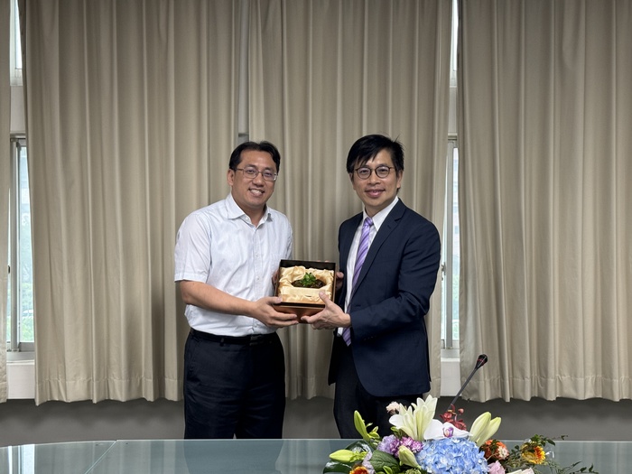 Dean Tsai presents the Outstanding Teaching Award for Prof. Wu Chien-Wei from the Department of Industrial Engineering and Engineering Management.