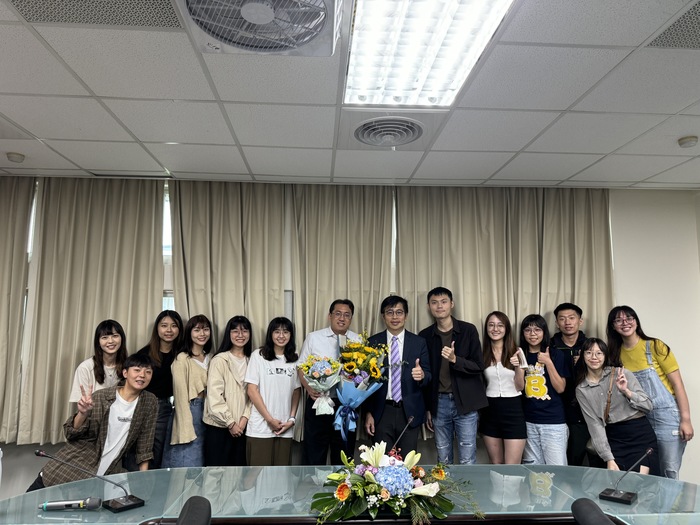 The students from the Department of Industrial Engineering and Engineering Management presents the bouquet to Prof. Wu.