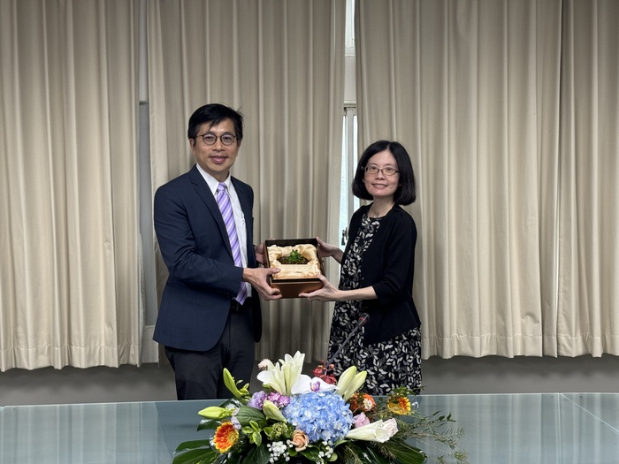 Dean Tsai presents the Outstanding Teaching Award for Prof. Lai Mei-Feng from the Institute of NanoEngineering and MicroSystems.