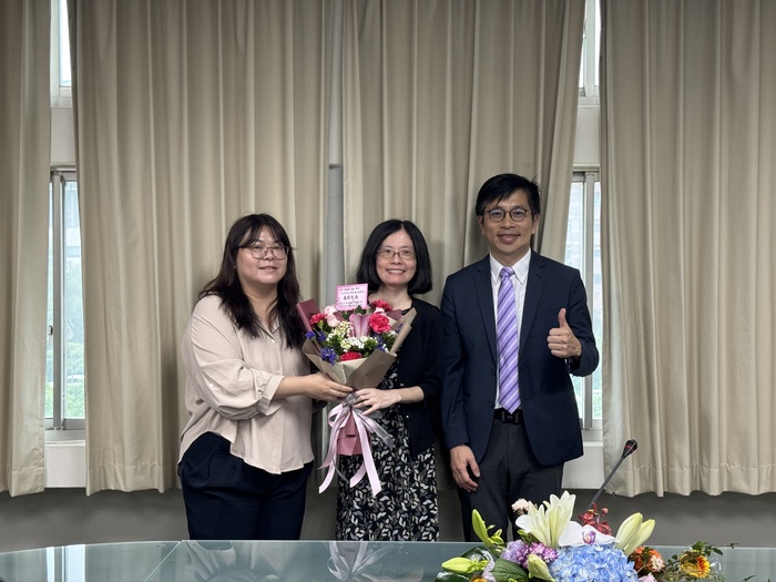 The faculty from the Institute of NanoEngineering and MicroSystems presents the bouquet to Prof. Lai.