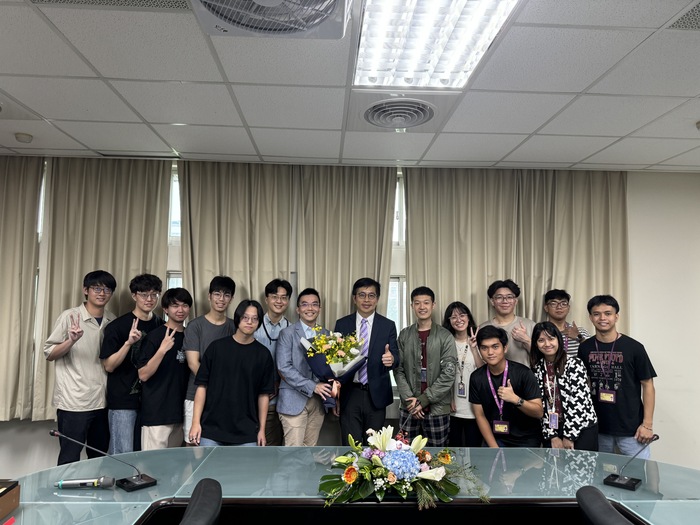 The faculty from the Institute of Biomedical Engineering presents the bouquet to Prof. Lu.