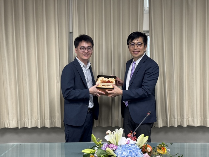 Dean Tsai presents the New Faculty Research Award for Prof. Yang Tung-Han from the Department of Chemical Engineering.