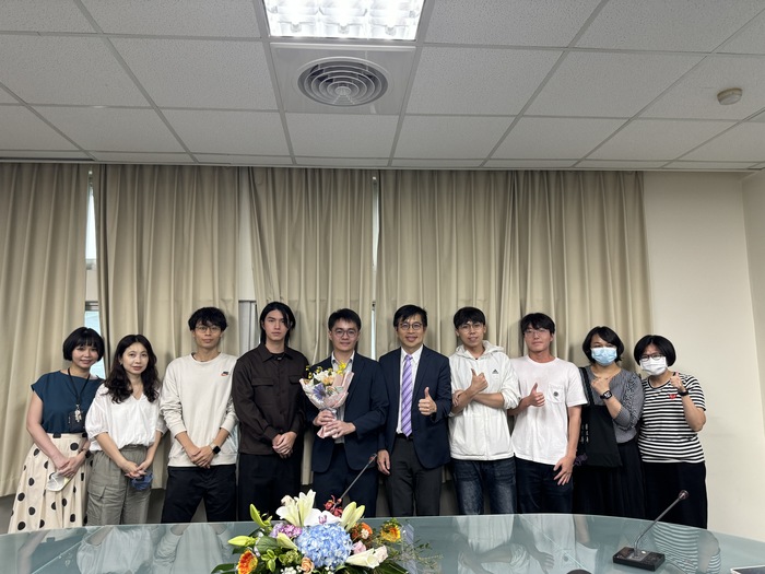 The students from the Department of Chemical Engineering presents the bouquet to Prof. Yang.