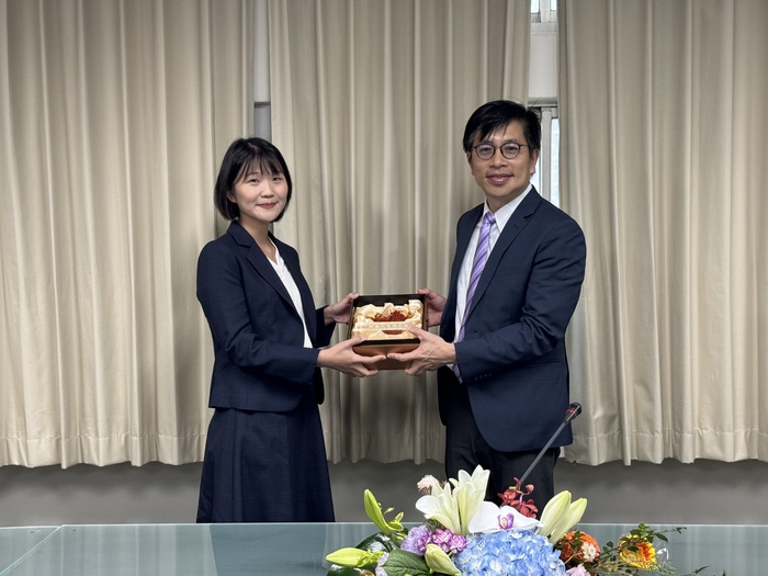 Dean Tsai presents the New Faculty Research Award for Prof. Lin Tzu-Ying from the Department of Materials Science and Engineering.