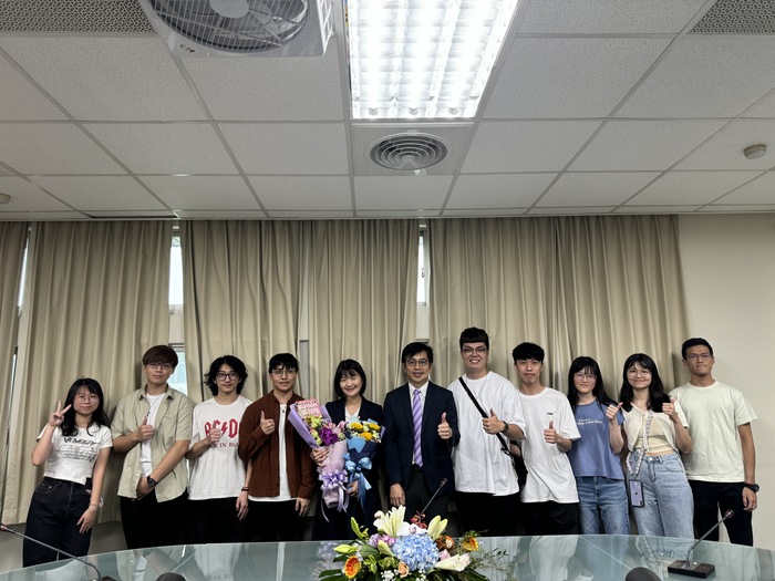 The students from the Department of Material Science and Engineering presents the bouquet to Prof. Lin.