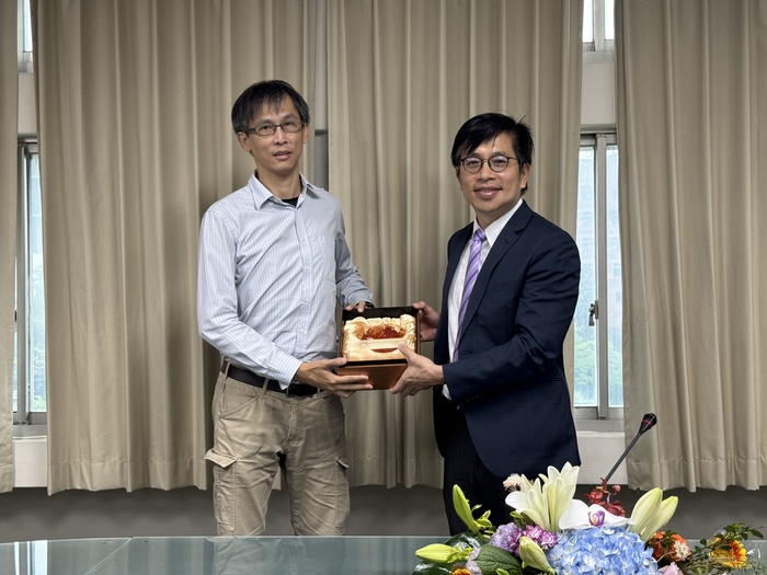 Dean Tsai presents the Outstanding Academia-Industry Research Award for Prof. Wei Tzu-Chien from the Department of Chemical Engineering.