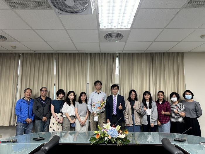 The students from the Department of Chemical Engineering presents the bouquet to Prof. Wei.