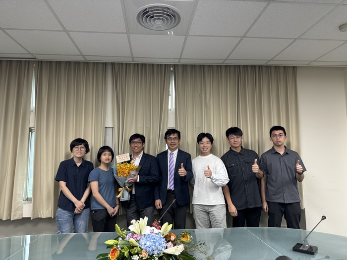 The students from the Department of Power Mechanical Engineering presents the bouquet to Prof. Lee.