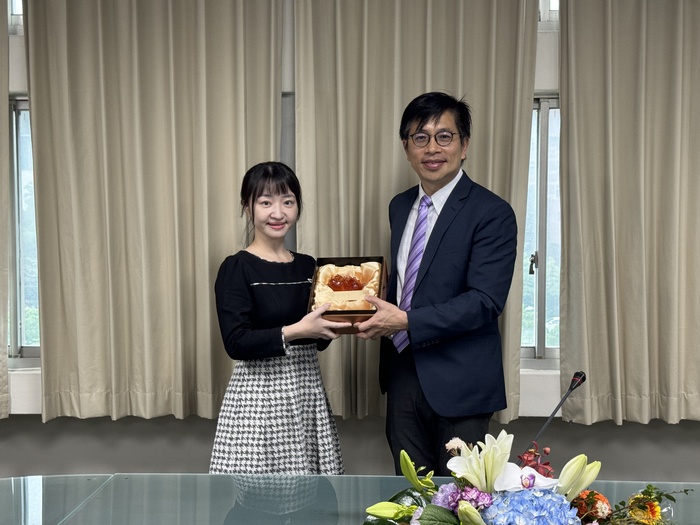 Dean Tsai presents the Outstanding Academia-Industry Research Award for Prof. Chen Han-Yi from the Department of Material Science and Engineering.