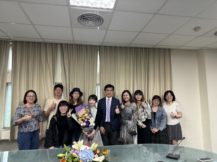 The students from the Department of Material Science and Engineering presents the bouquet to Prof. Chen.