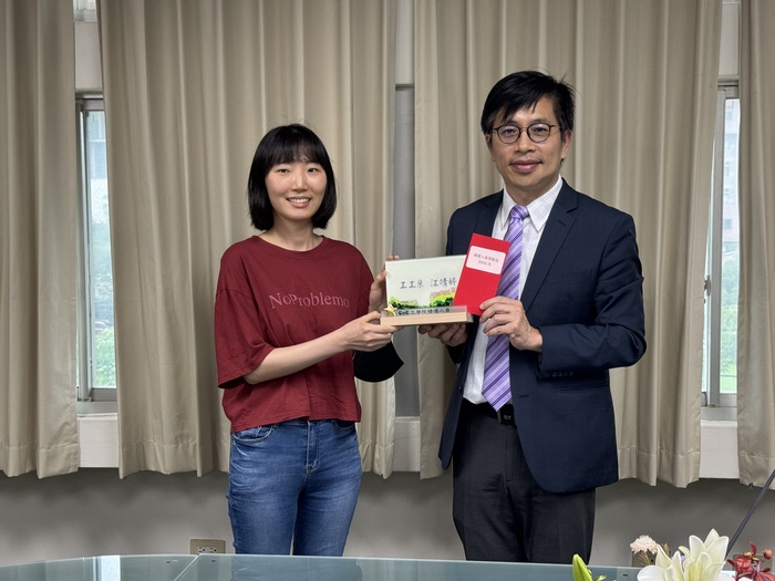 Dean Tsai presents the Excellent Employee of the Year 2024 for Ms. Jiang Jing-Ting from the Institute of NanoEngineering and MicroSystems.