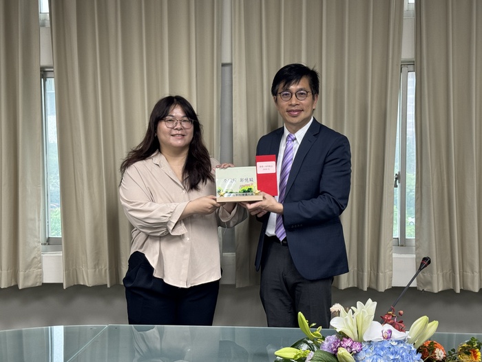 Dean Tsai presents the Excellent Employee of the Year 2024 for Ms. Cheng Fiona from the Institute of NanoEngineering and MicroSystems.