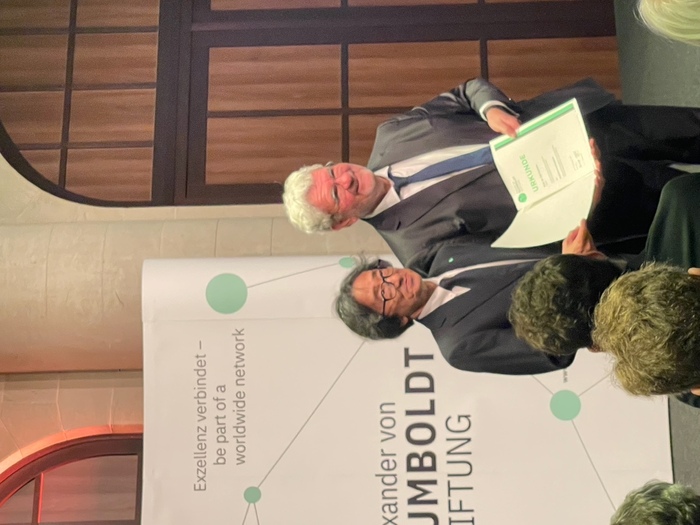 President Robert Schlögl (right) from the Alexander von Humboldt Foundation presents the Humboldt Research Award to Professor Eiji Yashima (right) from the Department of Chemical Engineering.