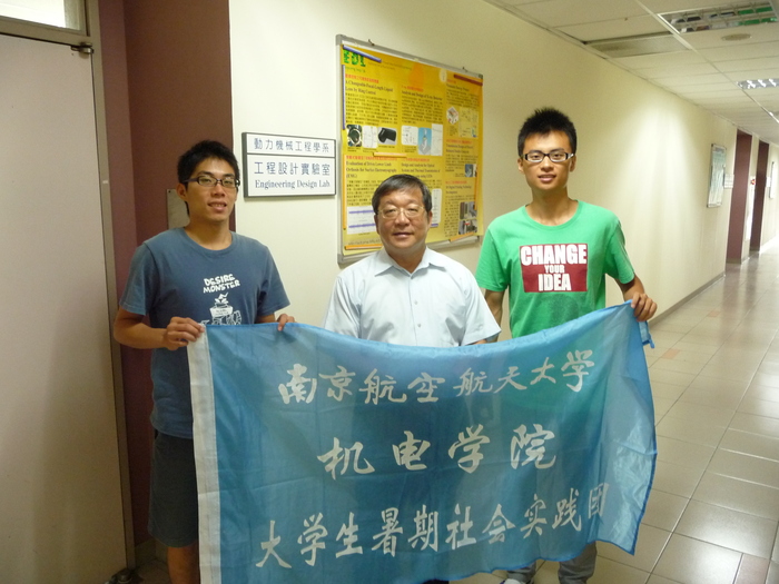 Professor Shaw (middle), Jing-yu Pan (right), and one of lab mates in front of the lab
